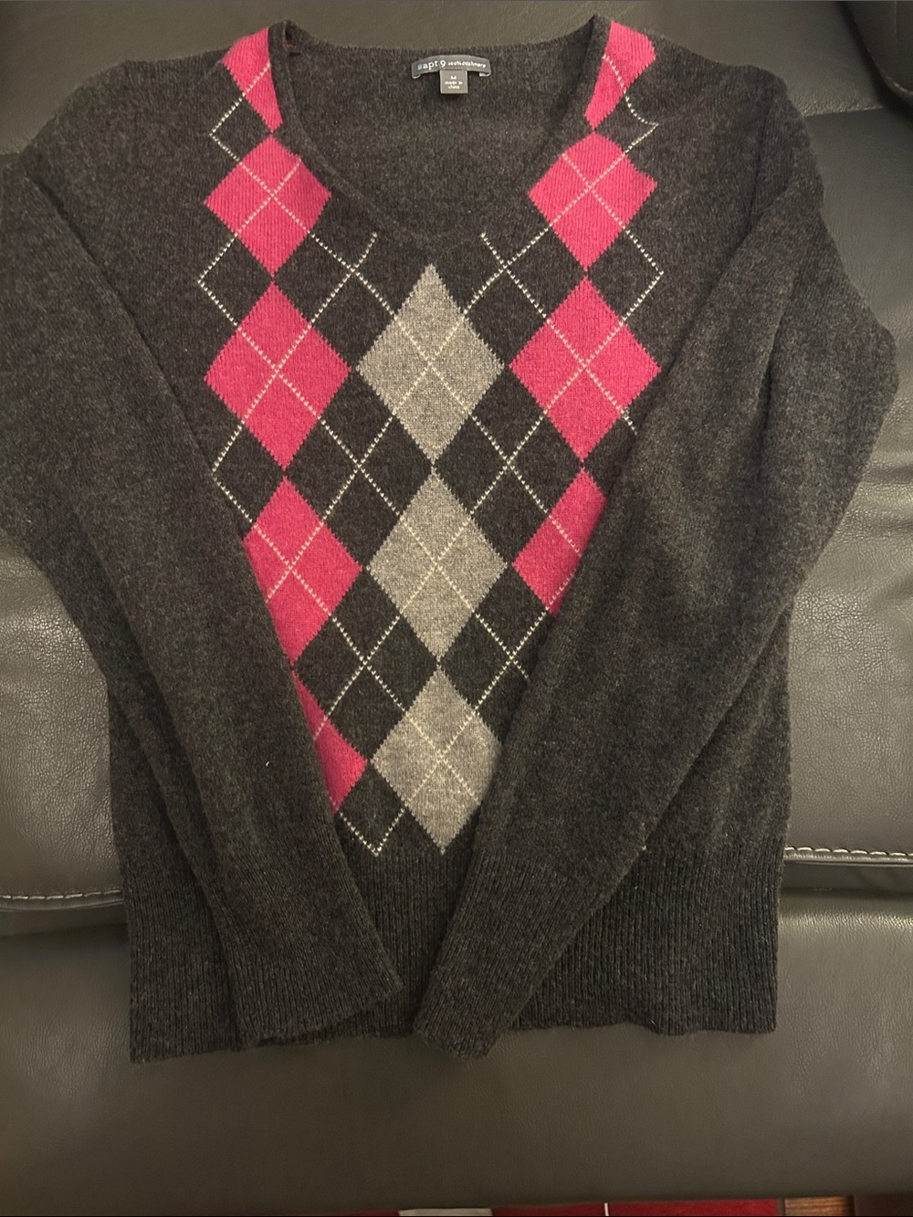 100% Cashmere v neck patterned sweater🖤💕